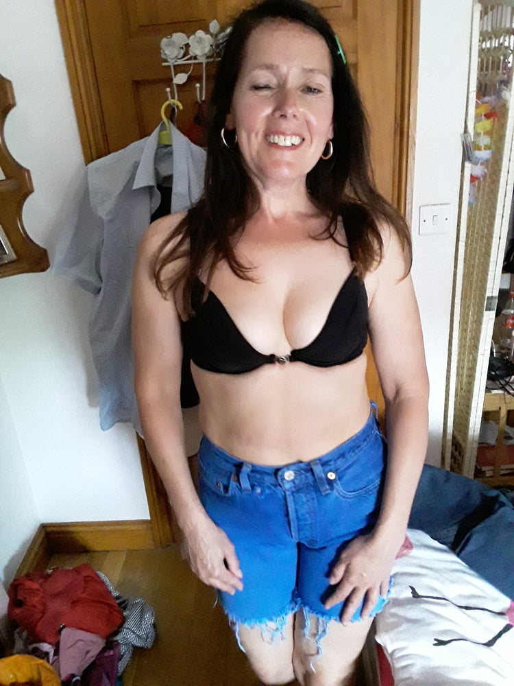 La signora in pantaloncini di jeans di levi daisy dukes
 #92724122