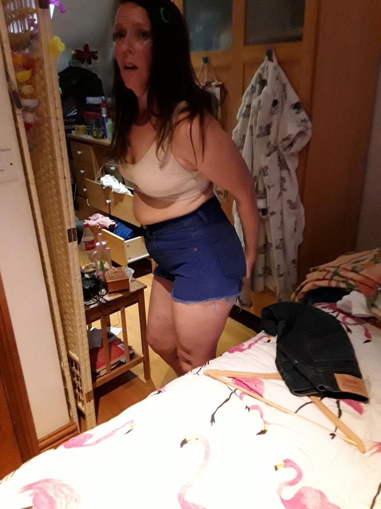 La signora in pantaloncini di jeans di levi daisy dukes
 #92724165