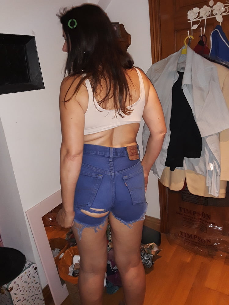 La signora in pantaloncini di jeans di levi daisy dukes
 #92724180