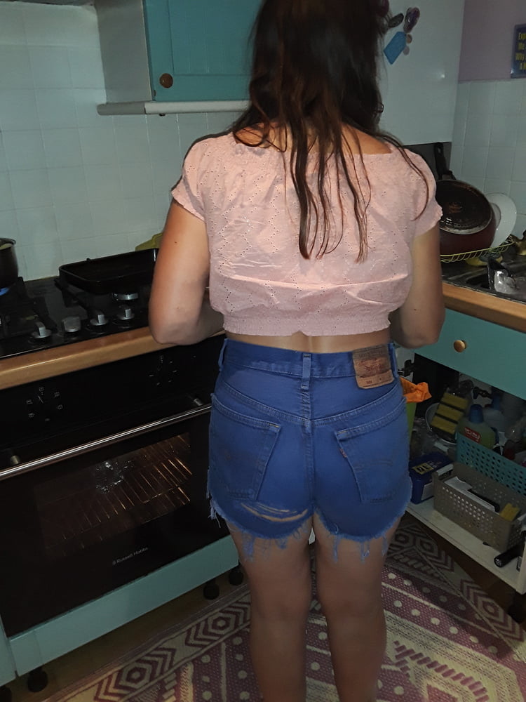 La signora in pantaloncini di jeans di levi daisy dukes
 #92724242