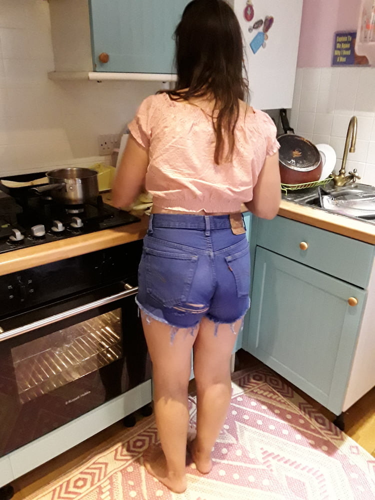 La signora in pantaloncini di jeans di levi daisy dukes
 #92724258