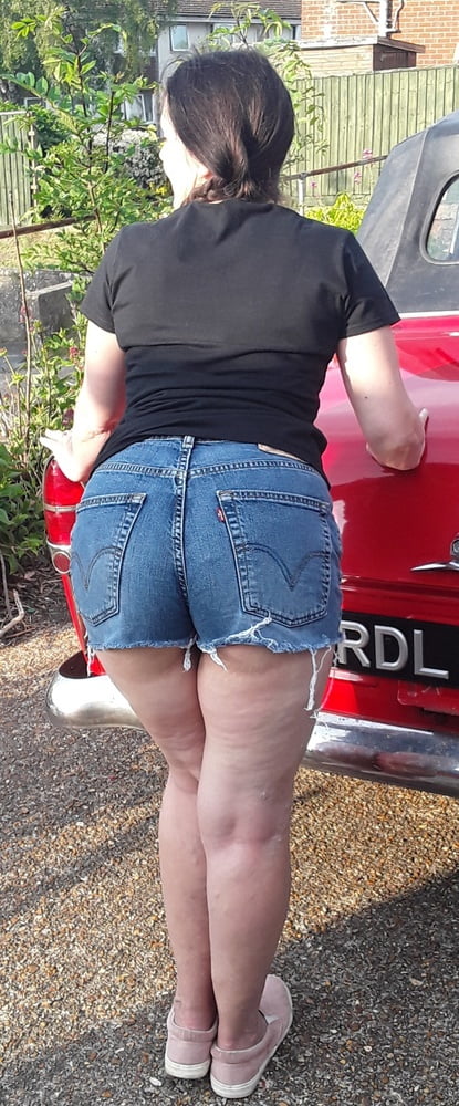 La signora in pantaloncini di jeans di levi daisy dukes
 #92724288