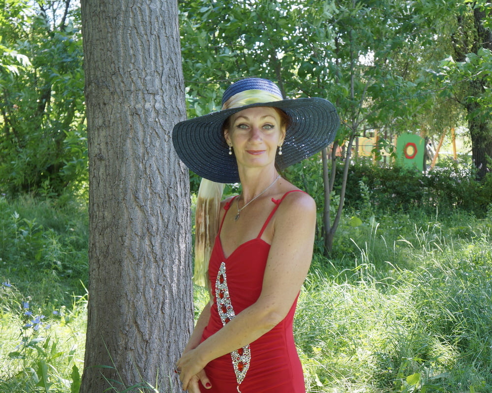 赤いドレスと緑の庭
 #106657997