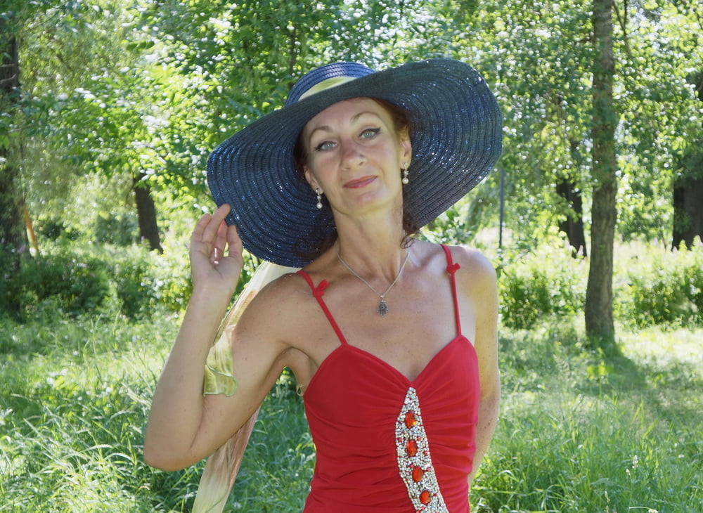 Rotes Kleid - grüner Garten
 #106658014