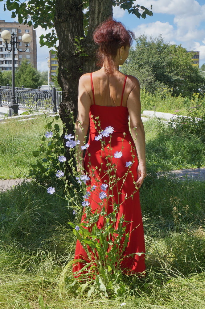 赤いドレスと緑の庭
 #106658030
