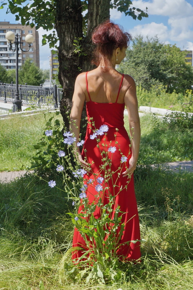 Rotes Kleid - grüner Garten
 #106658033