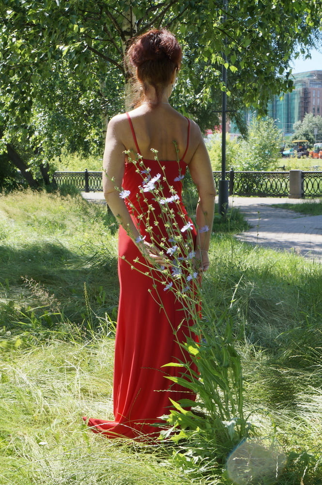 赤いドレスと緑の庭
 #106658039