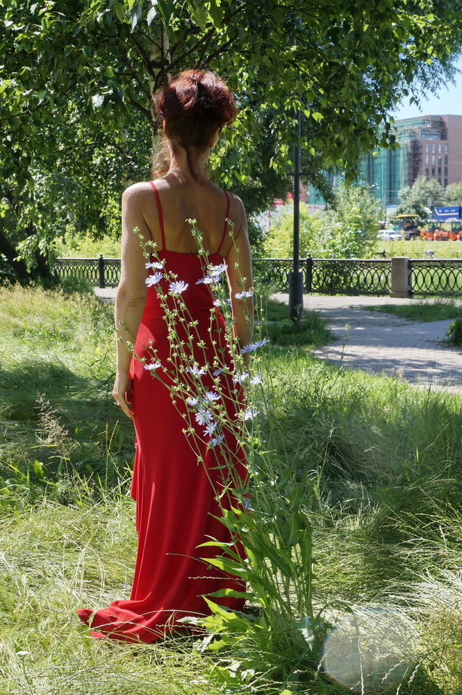 赤いドレスと緑の庭
 #106658042