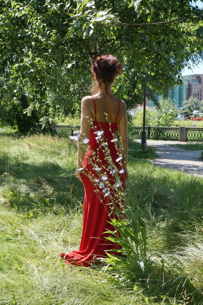Rotes Kleid - grüner Garten
 #106658049