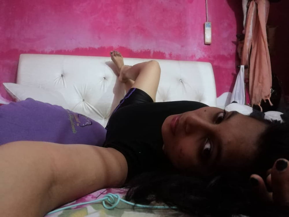 Indisches Mädchen Lockdown Selfie 2
 #81321803