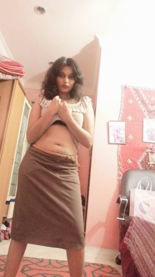 Indien fille lockdown selfie 2
 #81321808