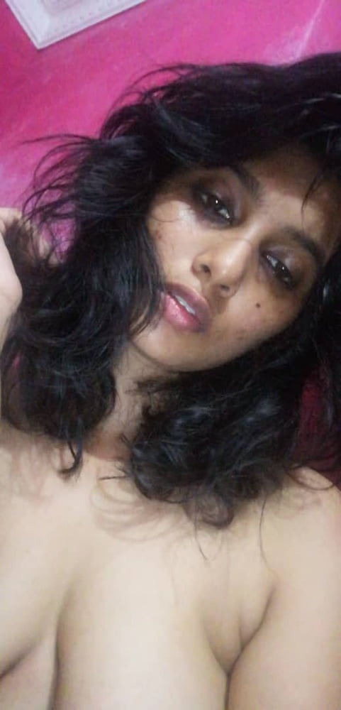 Indien fille lockdown selfie 2
 #81321961