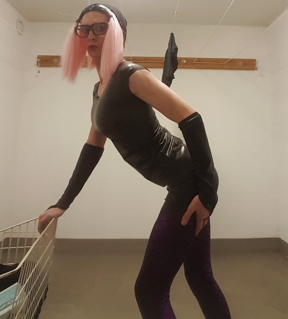 Crept down to the laundry room in my appartement building #107142974
