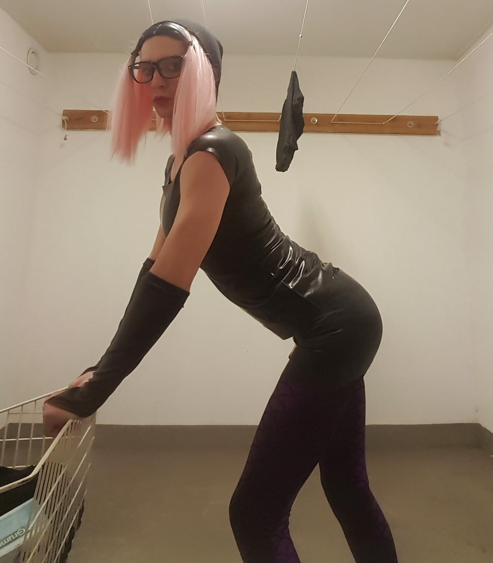 Crept down to the laundry room in my appartement building #107142976