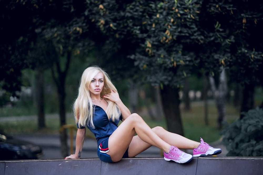 Heiße russische Analschlampe zeigt ihren sexy Körper mit Strümpfen
 #88396573