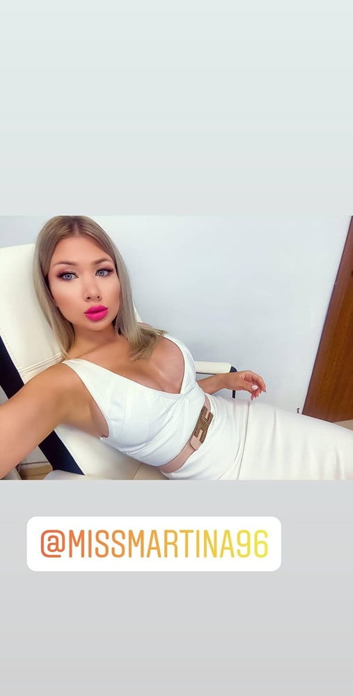 Heiße russische Analschlampe zeigt ihren sexy Körper mit Strümpfen
 #88396608
