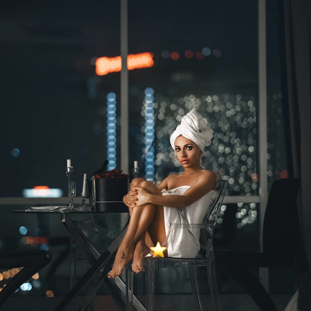 Heiße russische Analschlampe zeigt ihren sexy Körper mit Strümpfen
 #88396810