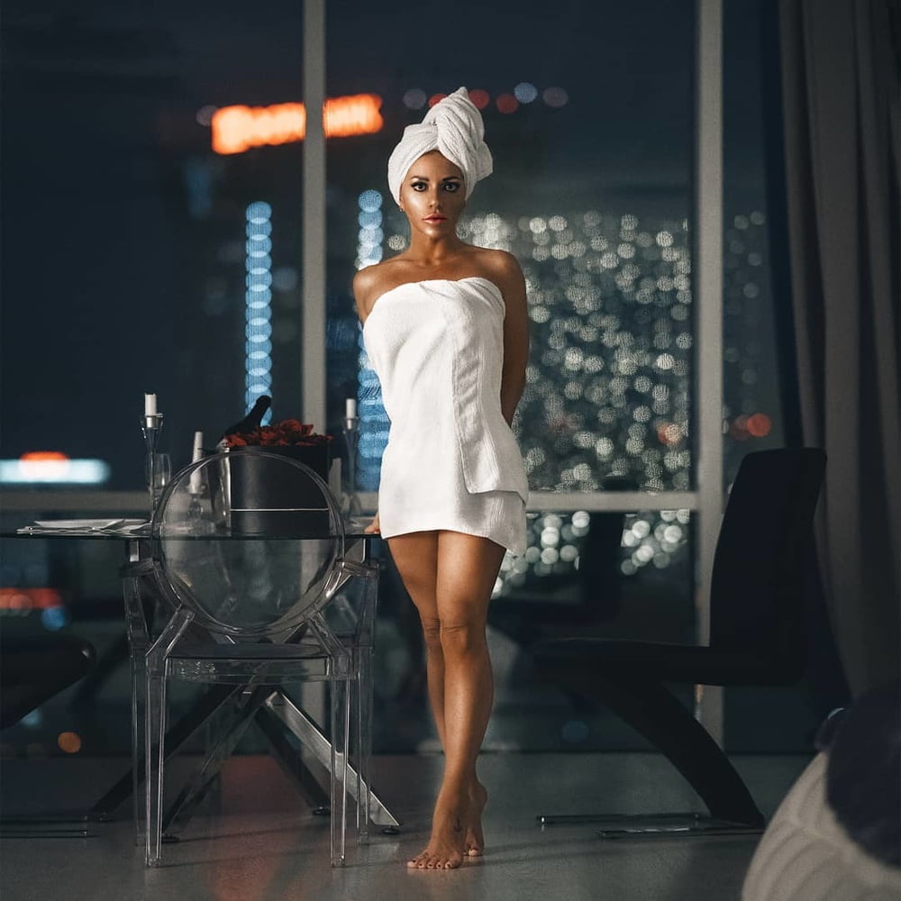 Heiße russische Analschlampe zeigt ihren sexy Körper mit Strümpfen
 #88396812