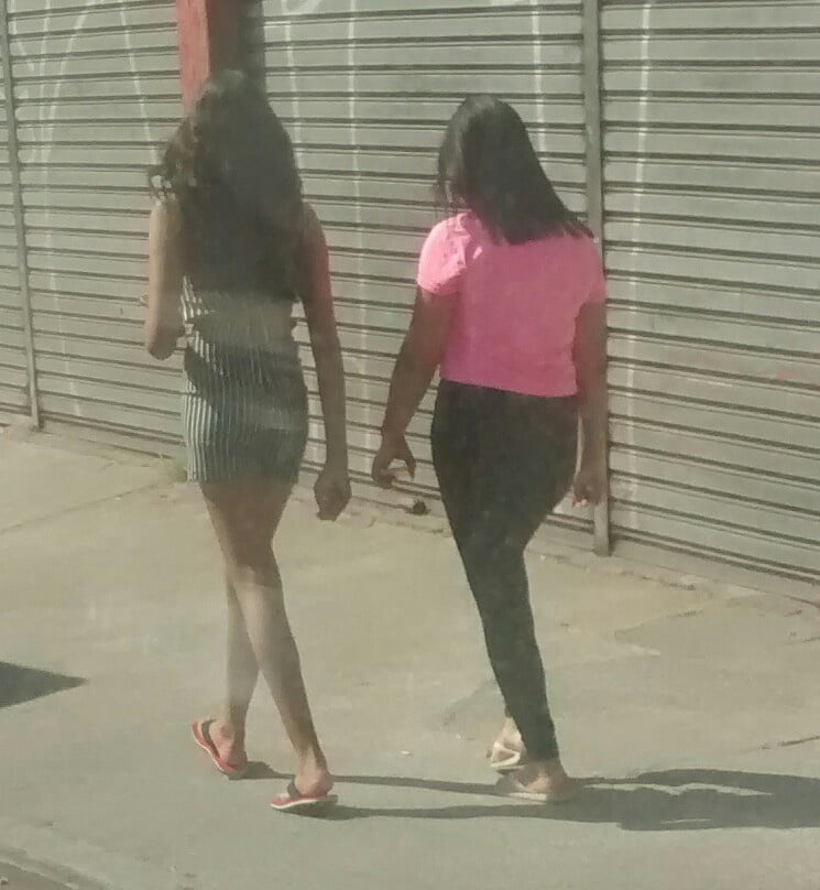 Mae e filha andando na rua
 #80727178