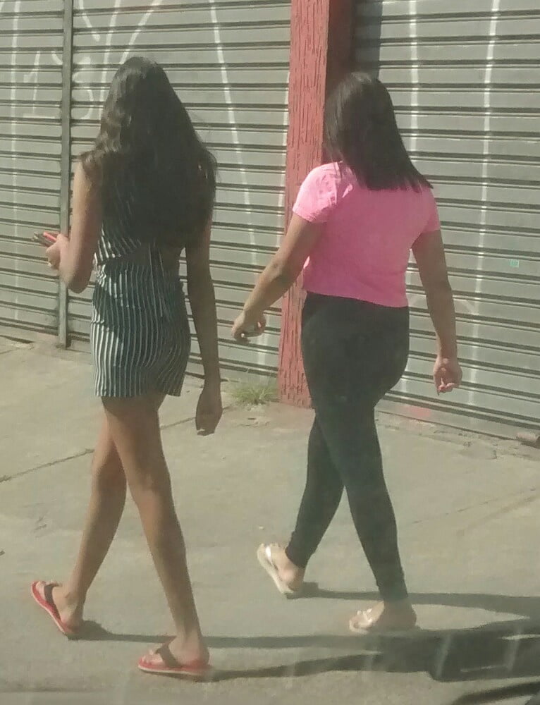 Mae e filha andando na rua
 #80727180