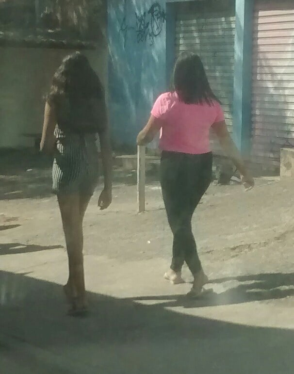 MAe e Filha andando na rua #80727194