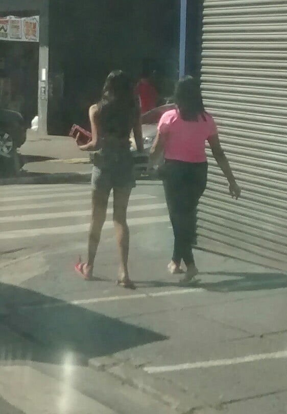 MAe e Filha andando na rua #80727200