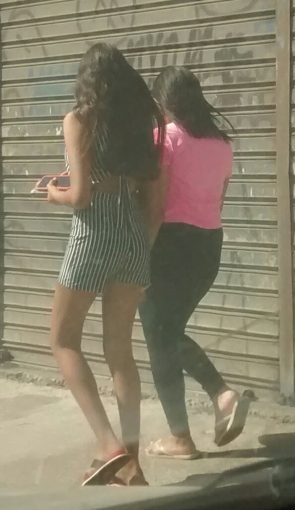 MAe e Filha andando na rua #80727209