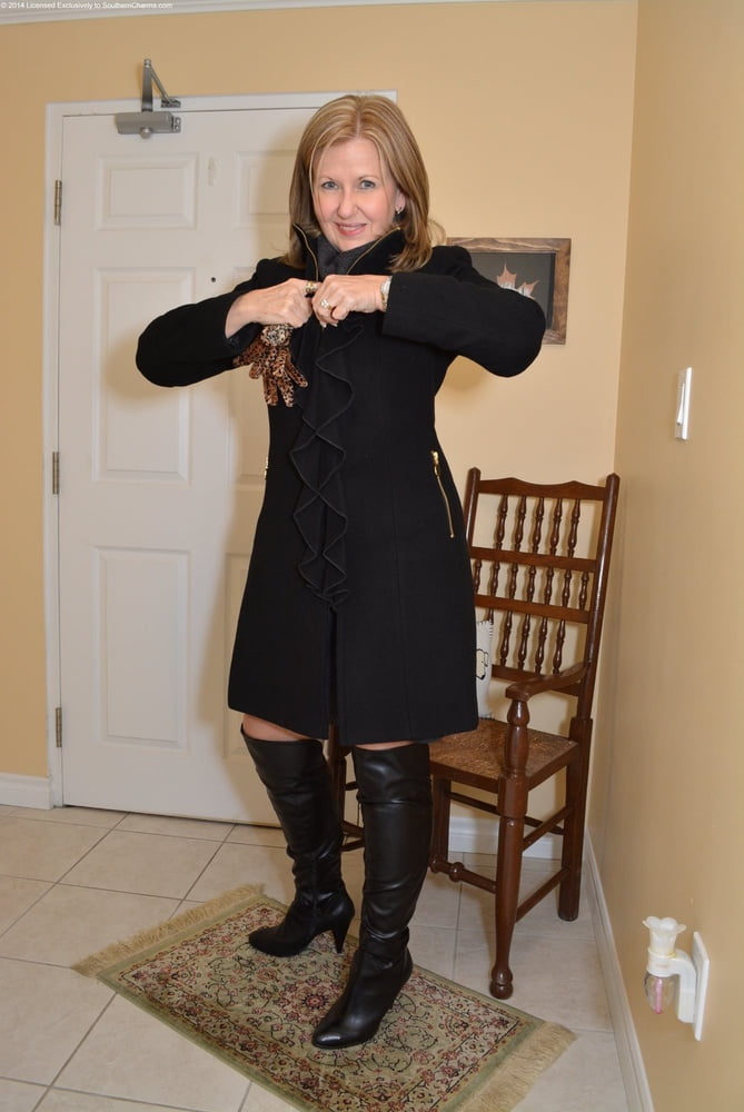 Milfs & gilfs con botas no.12
 #102842764