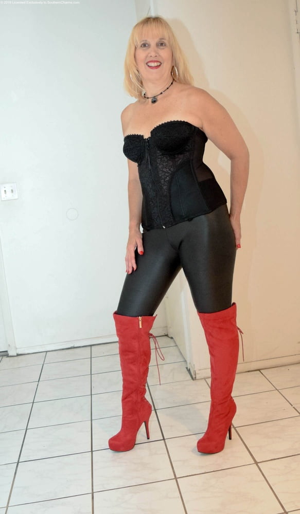 Milfs & gilfs con botas no.12
 #102842826
