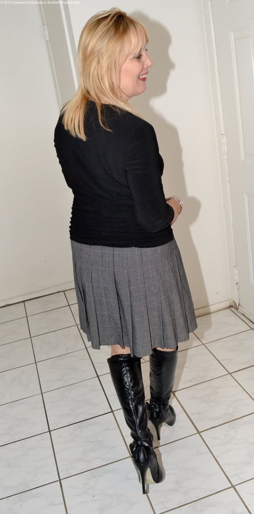 Milfs & gilfs con botas no.12
 #102842830