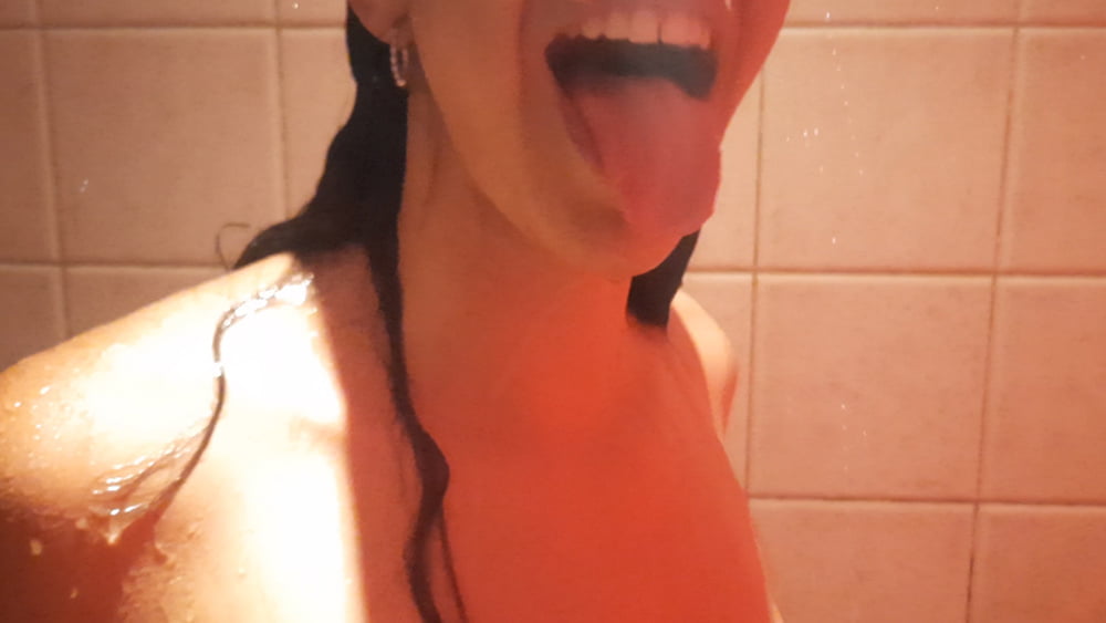 Berühren mich in der Dusche eines Hotels in Argentinien
 #106729639