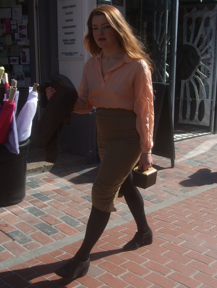 Strumpfhosen auf der Straße
 #80357582