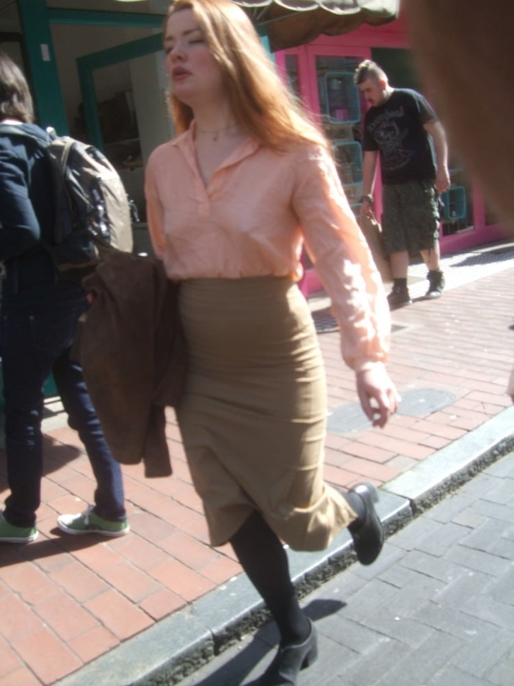 Strumpfhosen auf der Straße
 #80357603