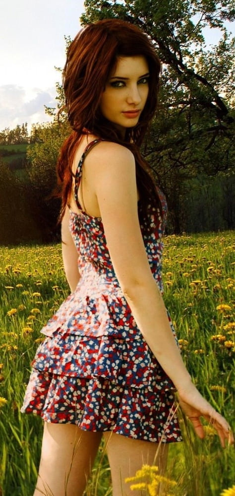 かわいい女の子とそのセクシーな夏のドレス
 #93979446