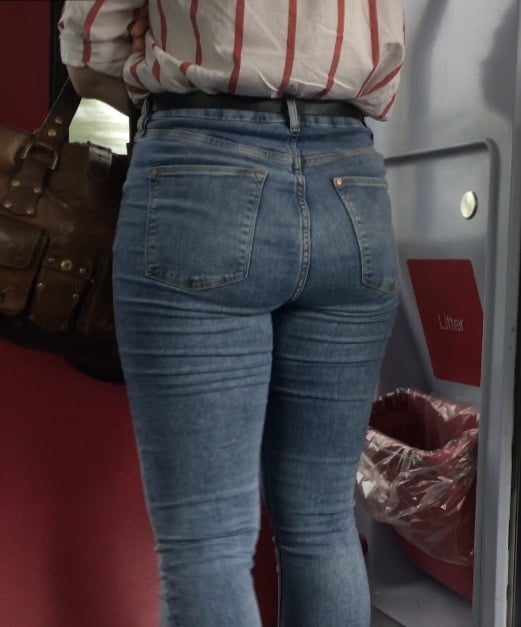 Jeans teen im Zug
 #83072065