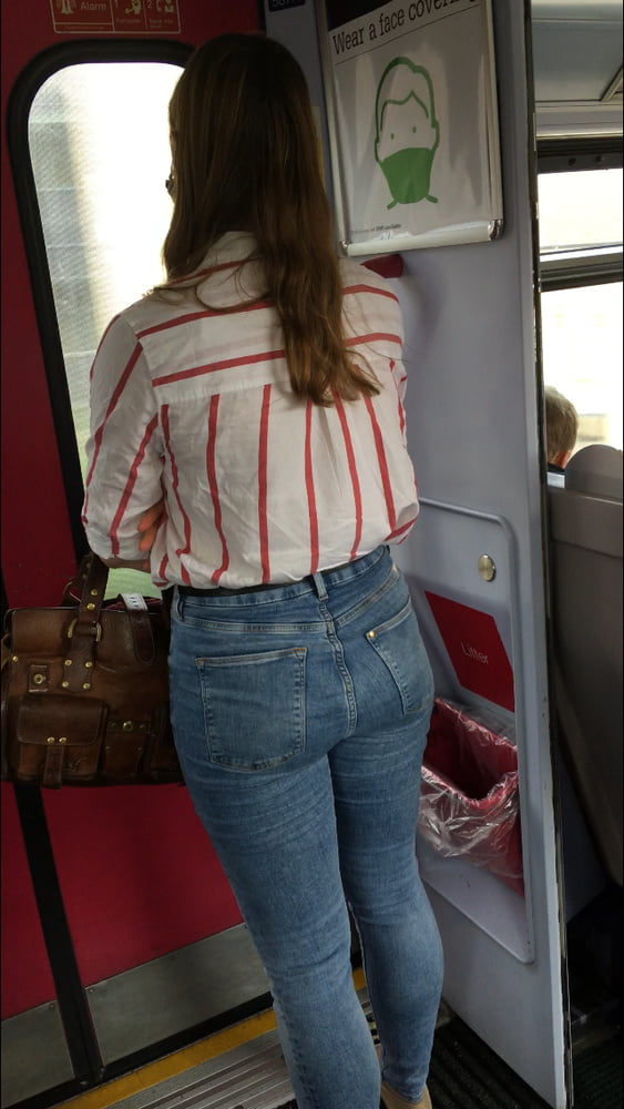 Jeans teen en el tren
 #83072248