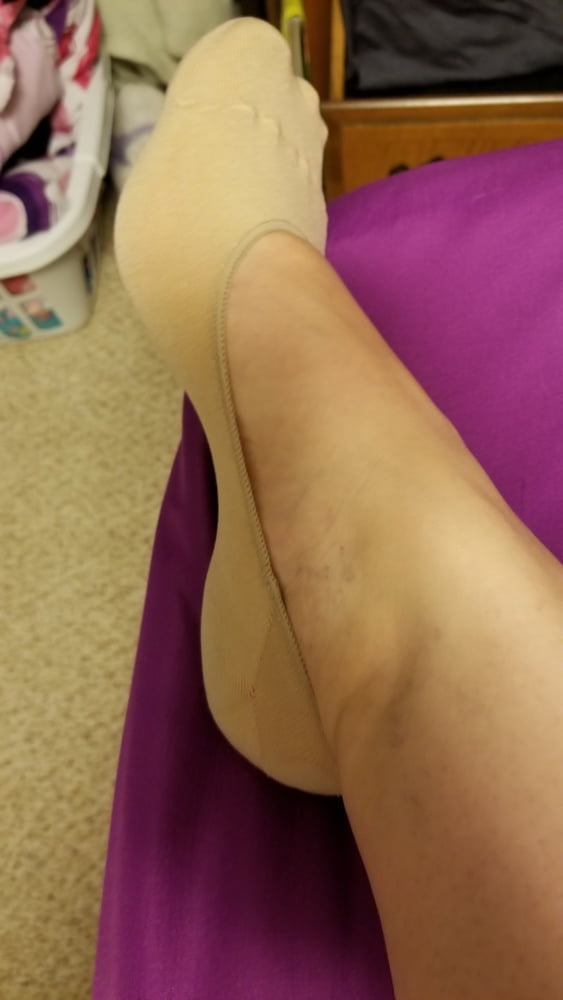 Füße, Beine, Fersen und Stiefel der süßen sexy Hausfrau
 #106605580