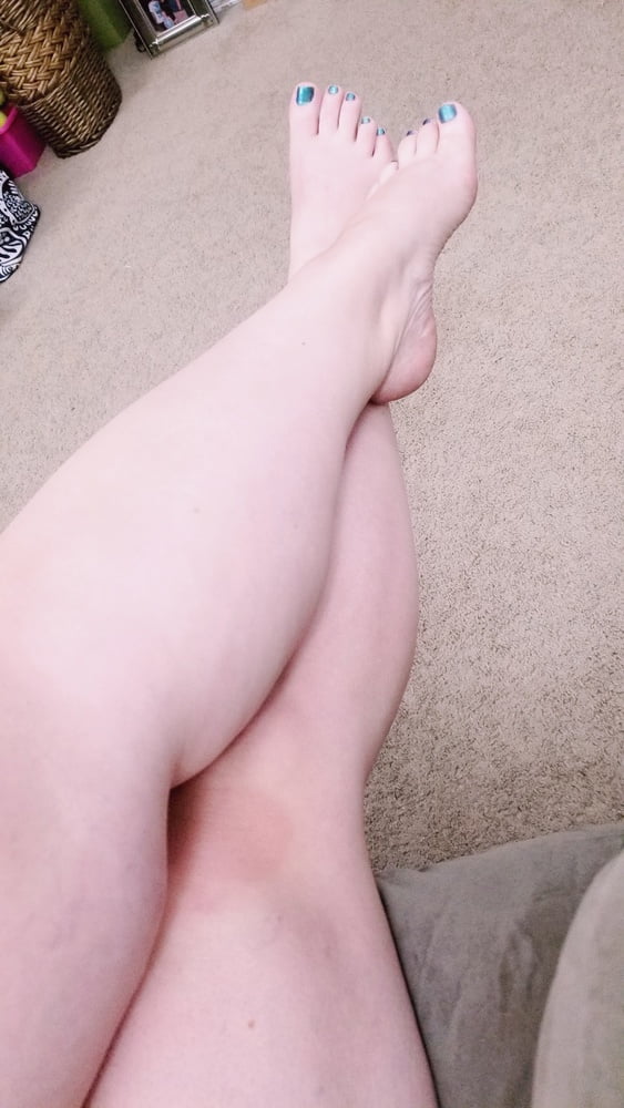 Füße, Beine, Fersen und Stiefel der süßen sexy Hausfrau
 #106605588
