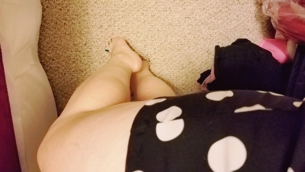 Pieds, jambes, talons et bottes de la douce ménagère sexy
 #106605590