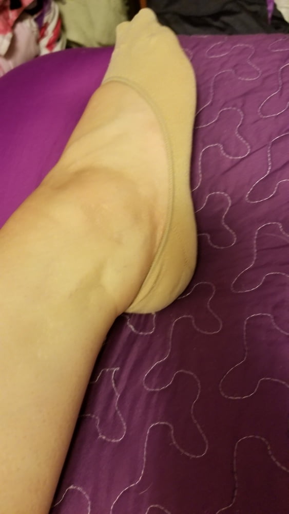 Pieds, jambes, talons et bottes de la douce ménagère sexy
 #106605592