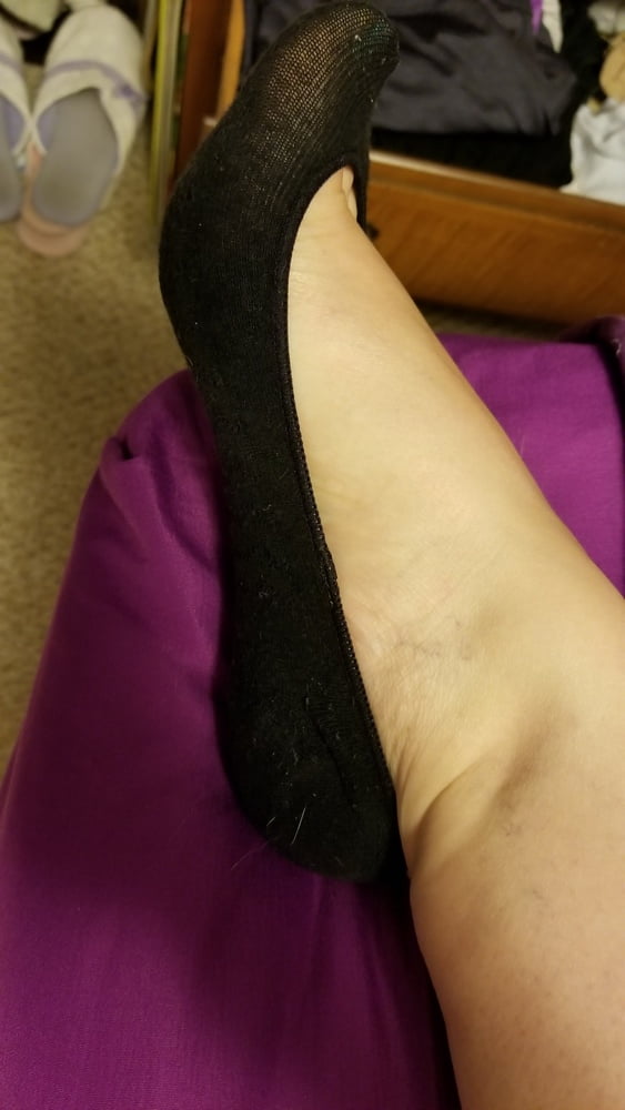 Füße, Beine, Fersen und Stiefel der süßen sexy Hausfrau
 #106605593