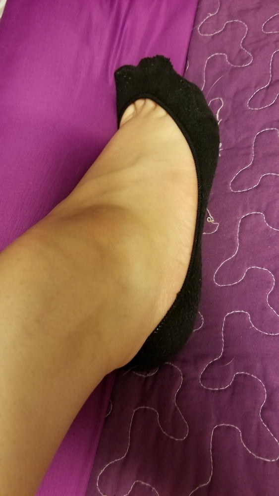 Füße, Beine, Fersen und Stiefel der süßen sexy Hausfrau
 #106605594