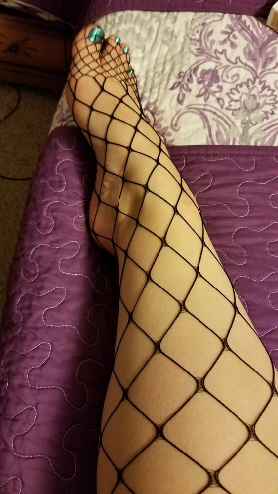 Füße, Beine, Fersen und Stiefel der süßen sexy Hausfrau
 #106605595