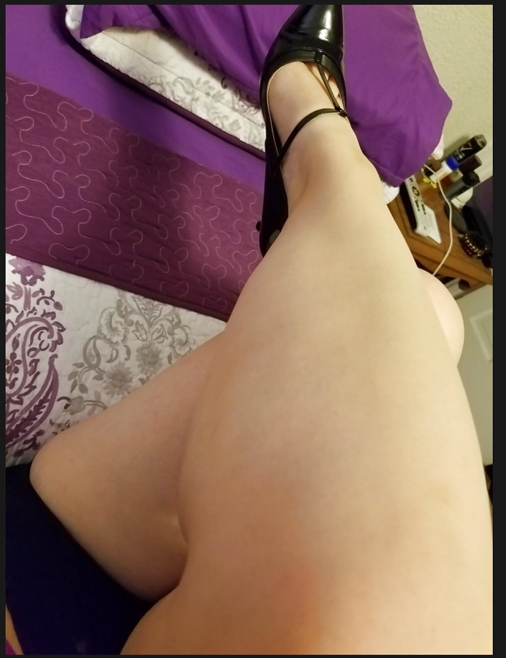 Piedi, gambe, tacchi e stivali della dolce casalinga sexy
 #106605600