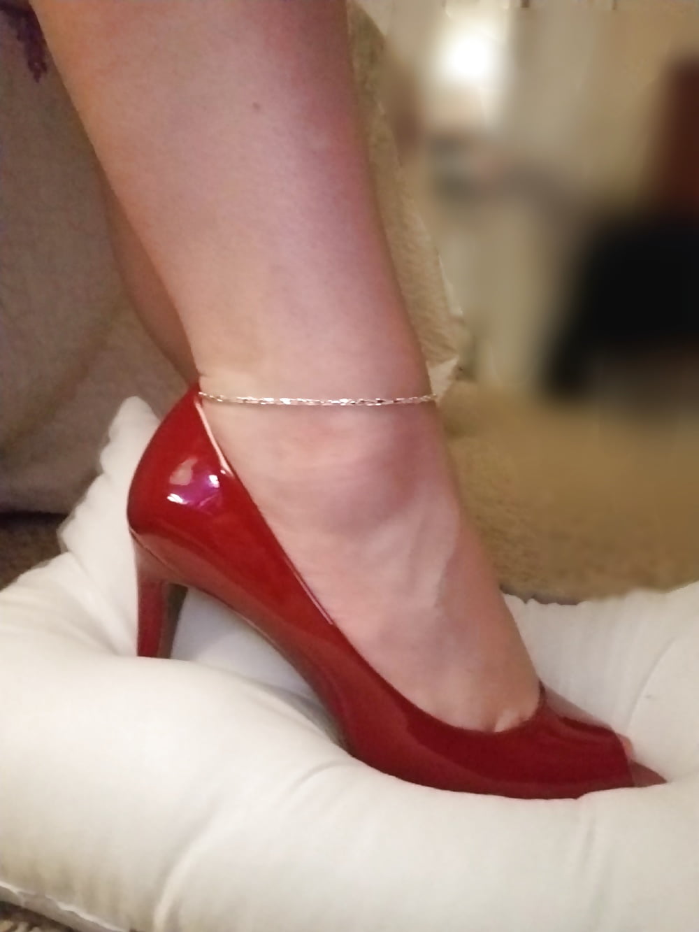 Füße, Beine, Fersen und Stiefel der süßen sexy Hausfrau
 #106605602