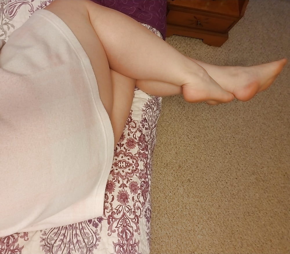 Füße, Beine, Fersen und Stiefel der süßen sexy Hausfrau
 #106605608