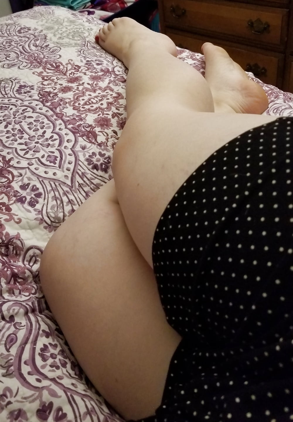 Pieds, jambes, talons et bottes de la douce ménagère sexy
 #106605611