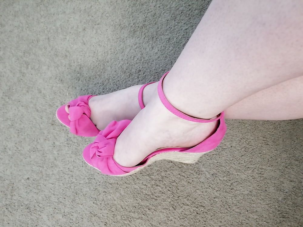 Füße, Beine, Fersen und Stiefel der süßen sexy Hausfrau
 #106605614