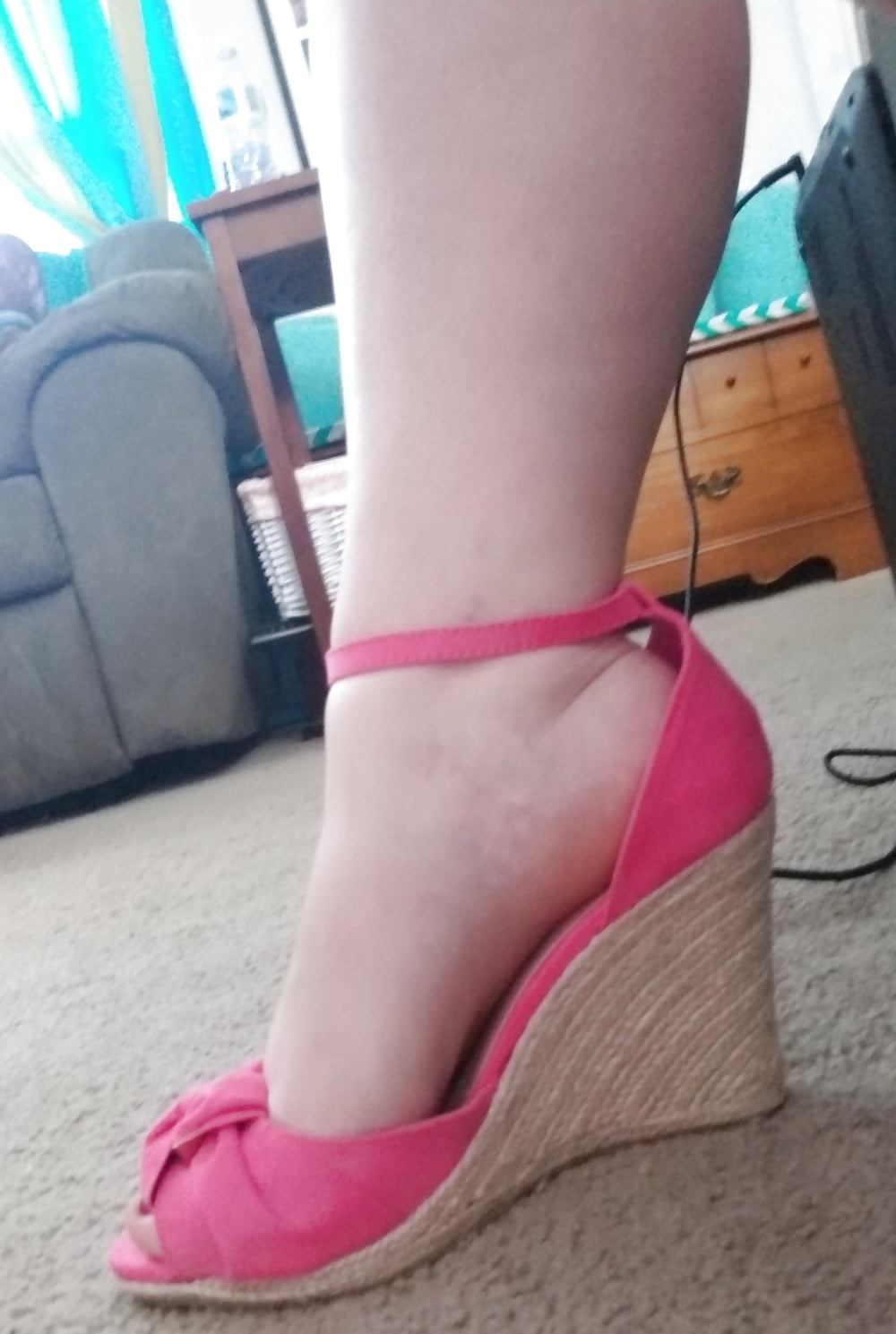 Füße, Beine, Fersen und Stiefel der süßen sexy Hausfrau
 #106605616