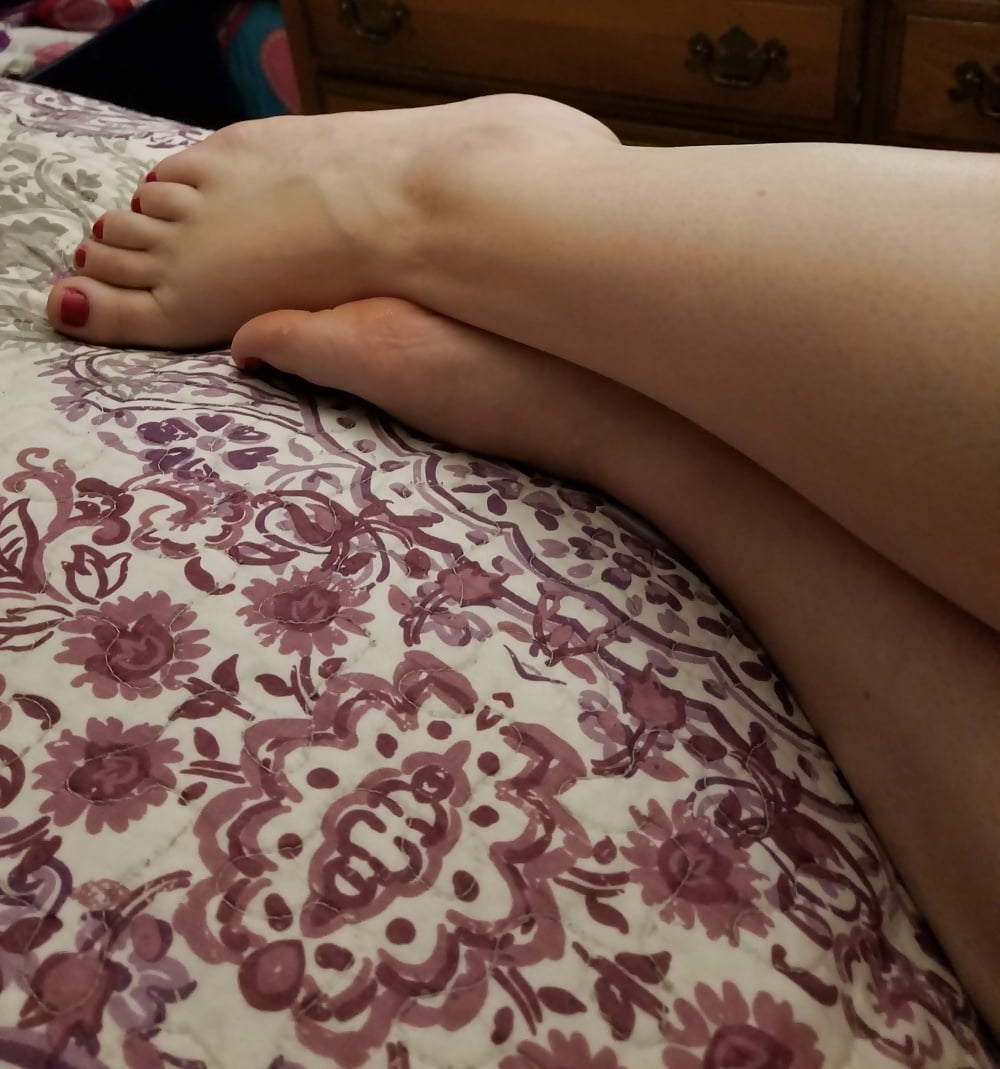Pieds, jambes, talons et bottes de la douce ménagère sexy
 #106605617